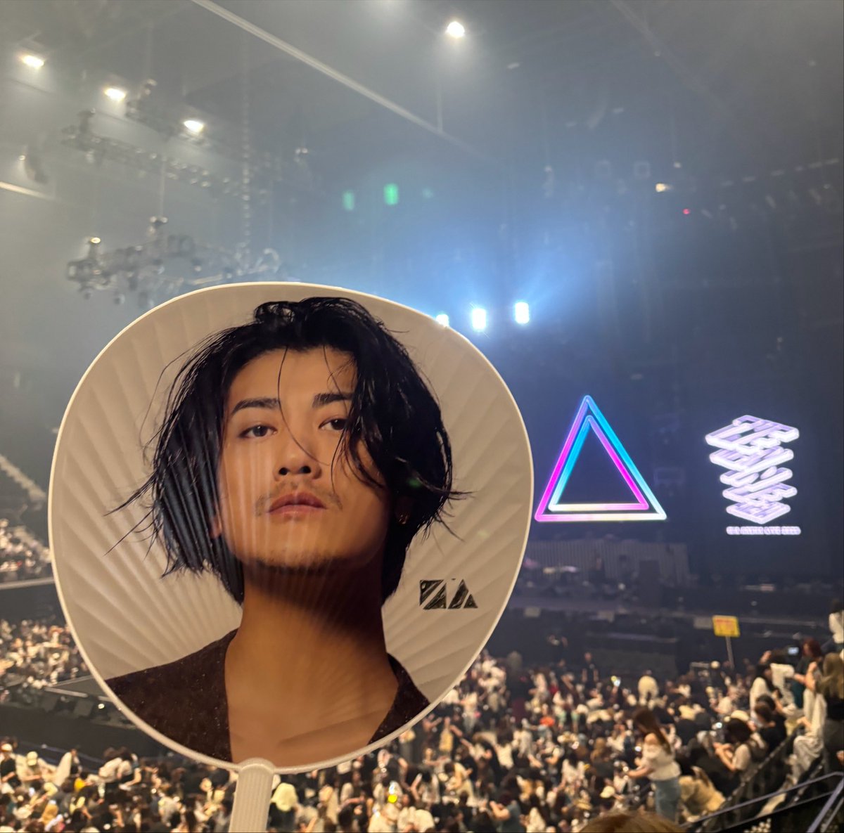 oosmyoo's tweet photo. 母の影響（ほぼ無理やり小学生の頃から永遠にテレビがKATーTUNか仁）で仁のLIVEはよく行くんだけど相変わらず演出が光の海すぎるんだよな https://t.co/lPfwateRHJ