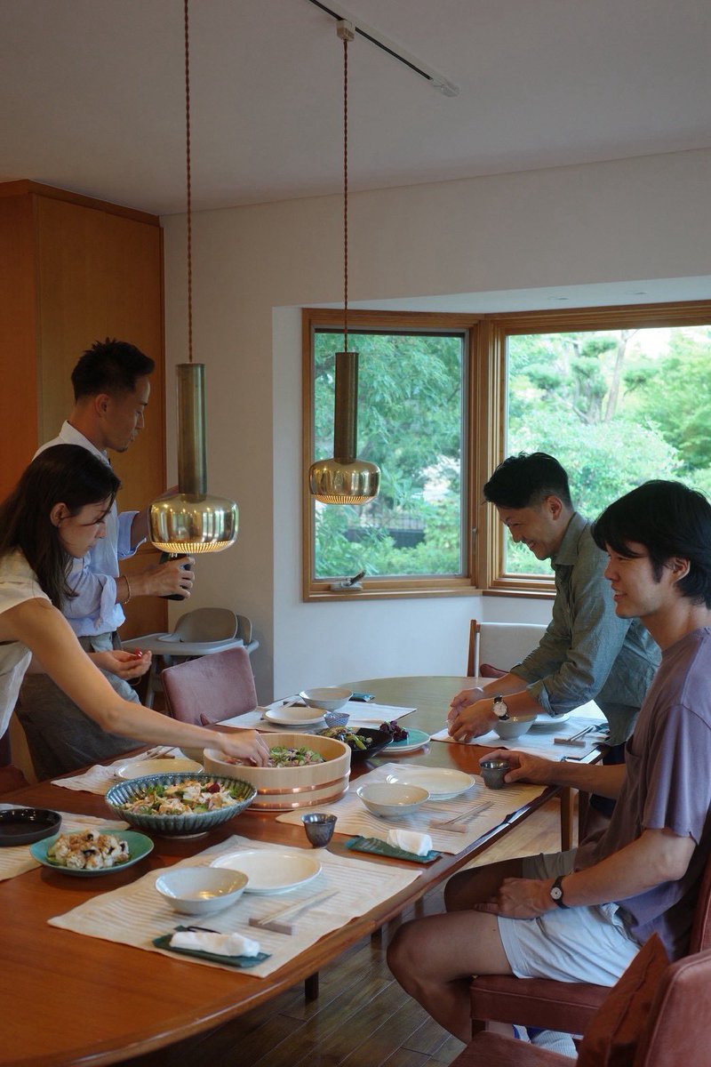 rikitake_fit's tweet photo. 6,7月はVEGIMOさんの畑やPARKLIFEさんの養鶏場で撮影をさせていただいたり、
鎌倉→神戸に引っ越したり、
タイで貴重な経験をさせていただいたり、
振り返ってみると色々ありました。

全てが偶然とご縁で、
全く意図せずとも面白い出会い、出来事が人生に舞い込んできてくれる。

これまで
「自分の力でどうにかして良い人生を作ろう、切り拓こう」
ともがいていた時よりも、
遥かに力を抜いているのになぜか良い偶然が沢山やってくる。

なので最近は、
全てをコントロールしようとせずに
「偶然に気づき、すぐに動ける状態」
を常に作っておくことに尽きるなと思います。

これからもちっぽけな自分の力だけで生きるよりも、
もっと大きな流れに身を委ねて生きていきたいと思います。

関わってくれる皆さん、
いつも有難うございます！！

この場を借りて、感謝です☘️