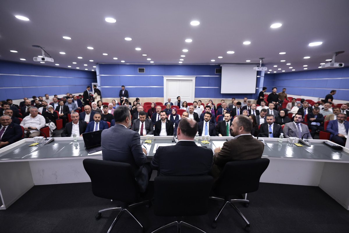 acarfaruka's tweet photo. 📍AK Parti Ankara İl Başkanlığı

Teşkilat Başkanımız Sayın @abuyukgumus ile birlikte; il yürütme kurulu üyelerimiz, ilçe başkanlarımız ve ilçe belediye başkanlarımızla bir araya gelerek, 14 Ağustos kuruluş yıl dönümü programımıza ilişkin hazırlıklarımızı değerlendirdik.

Özveri ve samimiyetle çalışmalarını sürdüren İl Başkanımız Sayın @hakanhanozcan’a ve tüm teşkilat mensuplarımıza teşekkür ediyor, hazırlık sürecinde kolaylıklar diliyorum.

Milletimizle Çeyrek Asır, Türkiye Geleceğe Hazır 🇹🇷