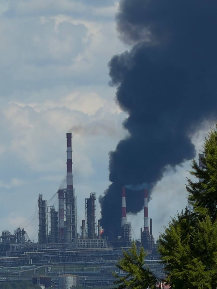 PublicNewsX's tweet photo. 🔥 Ufa oil refinery ablaze after Ukrainian drone strike, over 1500 km from the border https://t.co/Noght2wq6F