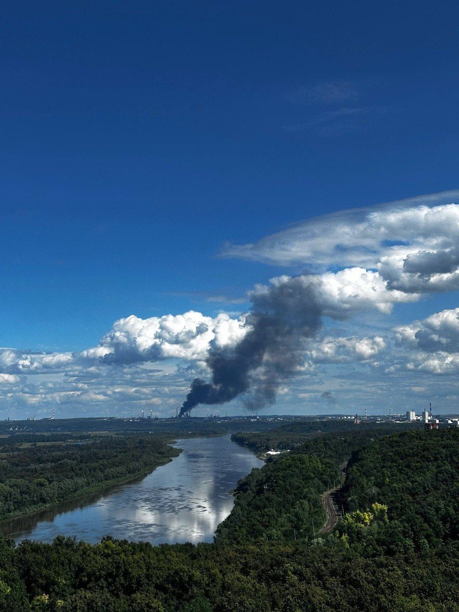 PublicNewsX's tweet photo. 🔥 Ufa oil refinery ablaze after Ukrainian drone strike, over 1500 km from the border https://t.co/Noght2wq6F