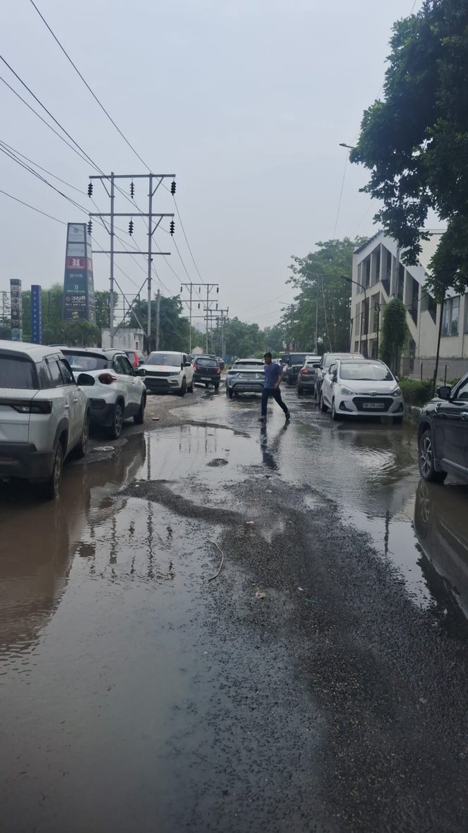 Shobhit31's tweet photo. @OfficialGNIDA side road in front of Sun twilight hs mall sector 27 is broken like anything. Rain is also creating too much damage. Kindly fix this. https://t.co/KgBM1FhmBw