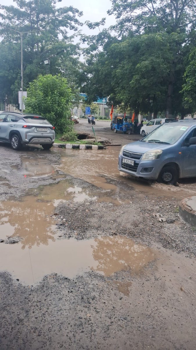 Shobhit31's tweet photo. @OfficialGNIDA side road in front of Sun twilight hs mall sector 27 is broken like anything. Rain is also creating too much damage. Kindly fix this. https://t.co/KgBM1FhmBw