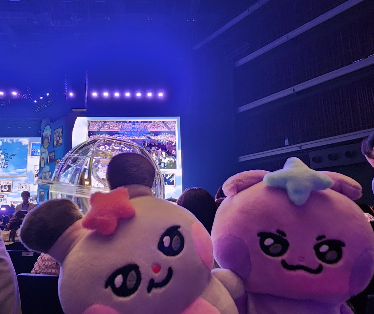 pursuitATZ's tweet photo. ペンミ初日参加してきた！かわいいだけじゃだめですか可愛かった🥺
まさかAnswerとInceptionやってくれると思わなくて、Answerは特にATEEZを始めて認識した思い出の曲だから、6年半経っても同じように８人揃って、変わらず舞台で見せてくれることがありがたすぎて泣いた😭 https://t.co/musQ0YEO5o