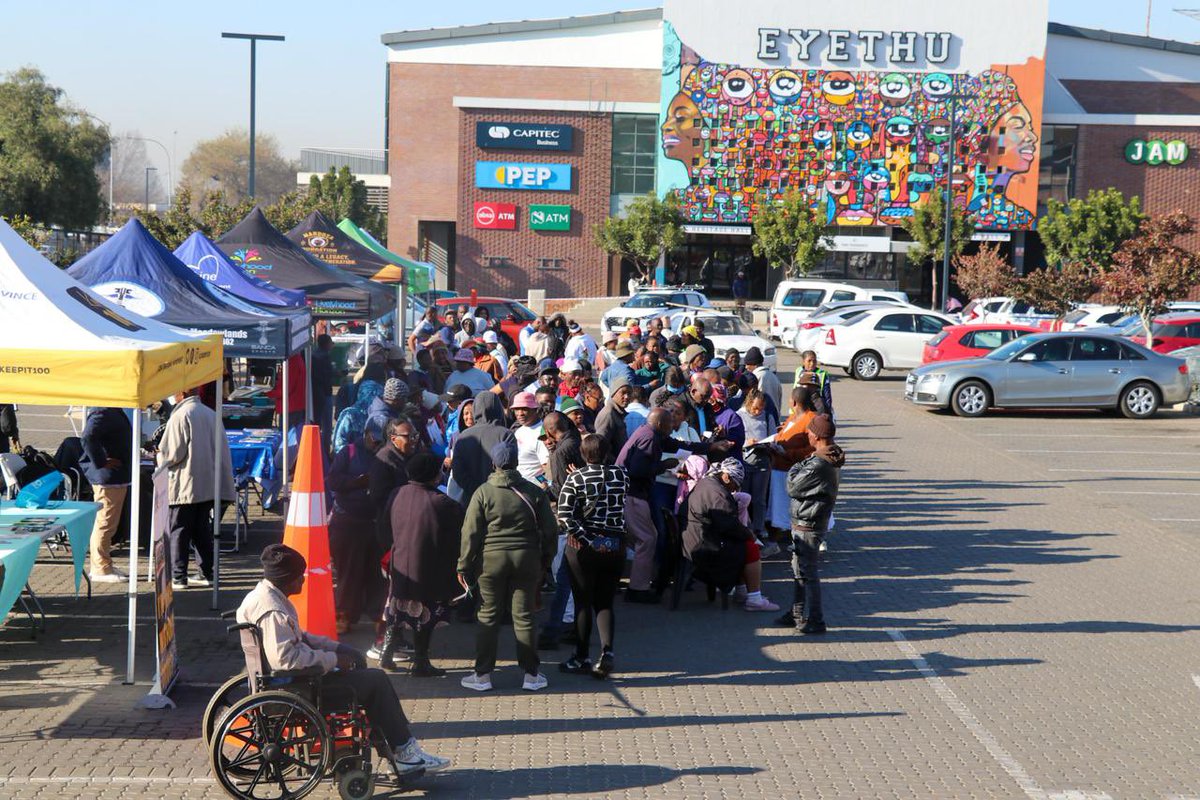 gpgSocDev's tweet photo. [𝐔𝐧𝐝𝐞𝐫𝐰𝐚𝐲]

📍@gpgSocDev hosts an Integrated Service Delivery Blitz to members of the community at #Mofolo #Soweto @CityofJoburgZA 

#ServiceDeliveryBlitz  #Mofolo #GautengSocialDevelopment
#GrowingGautengTogether https://t.co/LTUgfliqSt