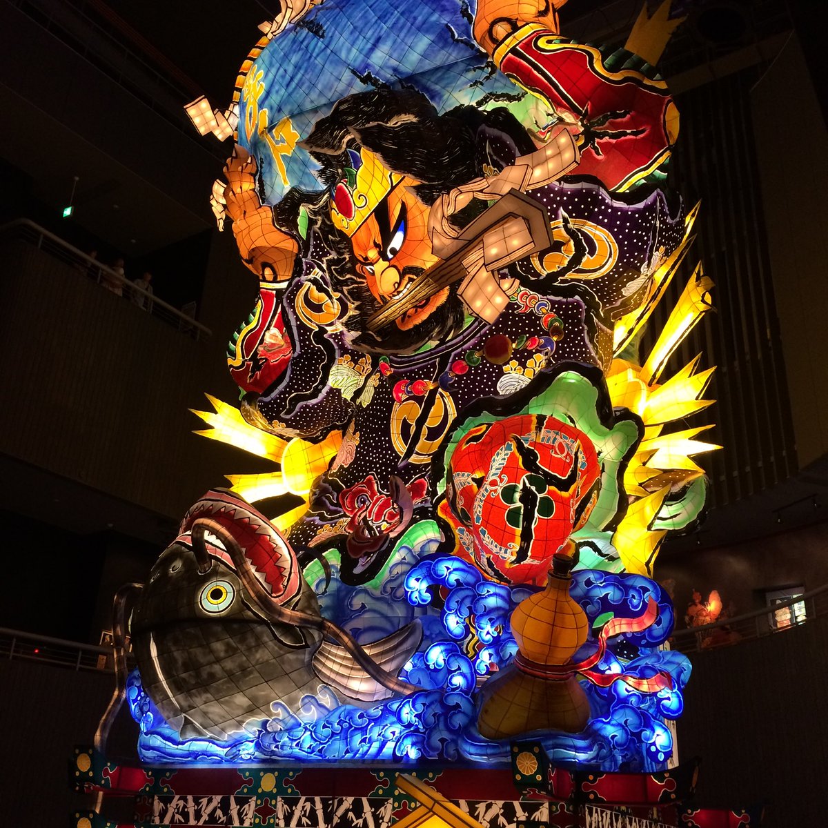 michinara3's tweet photo. 地震を起こすと言われる大ナマズを退治する❗️五所川原の立佞武多で一番好きなのはコレでした。東北大震災の後2012年に作られて披露された。3年経つと解体されてしまうので今はもうないけどこの「復興祈願  鹿嶋大明神と地震鯰」には感動しました。
今回の弘前ねぷた祭りで「けっぱれ（がんばれ)熊本！」と書かれたねぷたが出ましたが、陸奥弘前藩の最後の殿様が肥後熊本藩からの養子だったような・・・だからだと勝手に思いました。けっぱれ熊本❗️