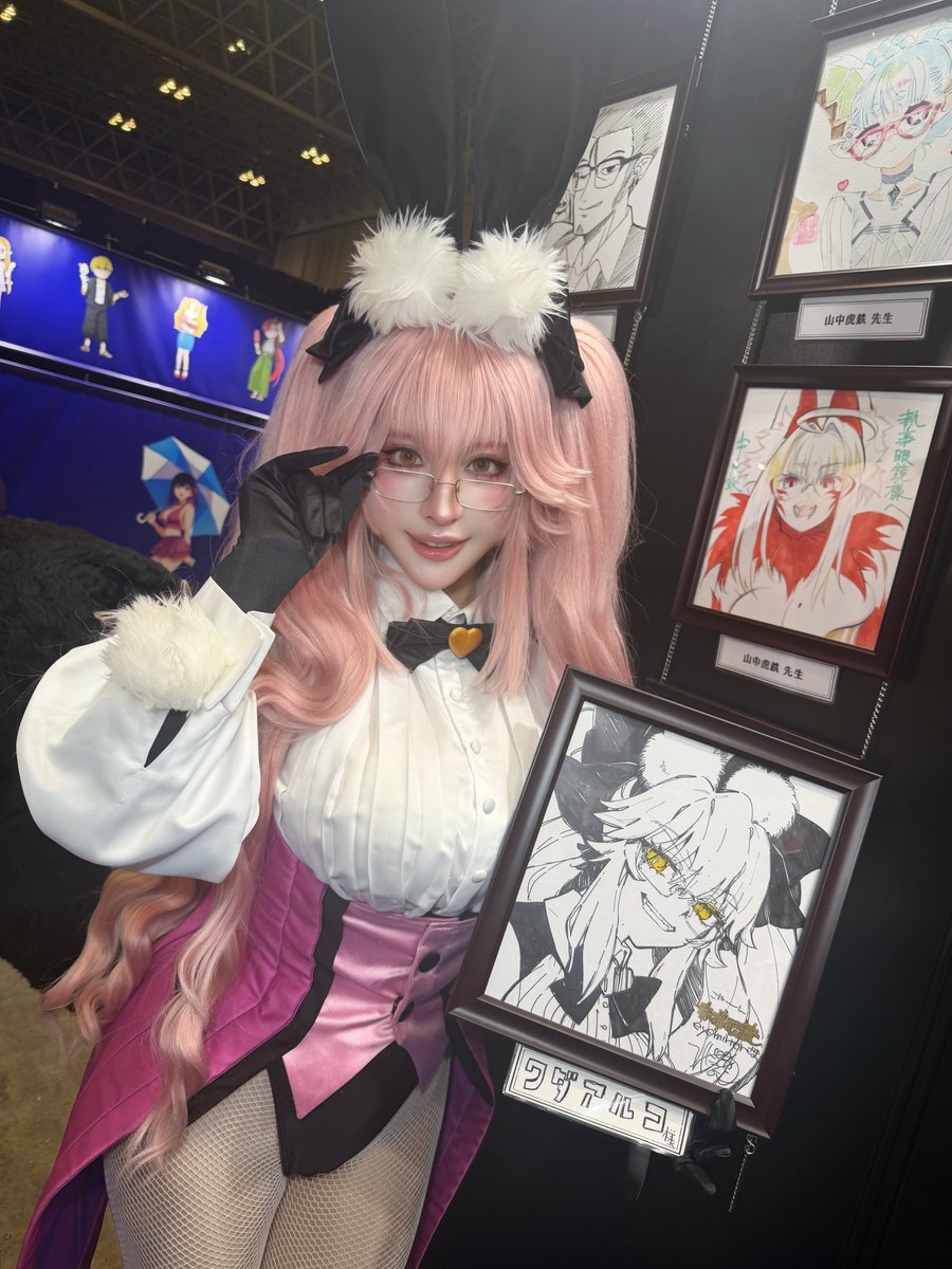 usagicos's tweet photo. 執事眼鏡さんにてワダアルコ先生のコヤンちゃんと💕
#FGO       #FGO11周年       
#FGOカルデア学園祭 https://t.co/uPwbZHHvuN