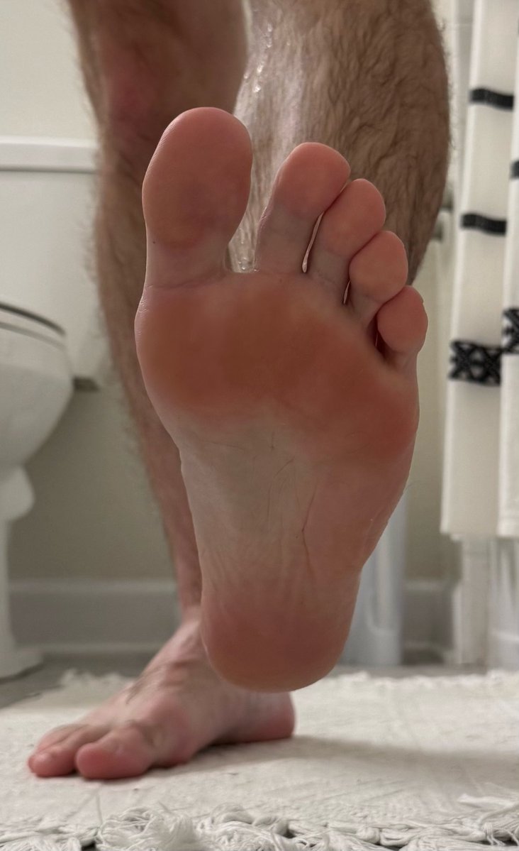 Dylansgayfeet's tweet photo. Right where you belong https://t.co/jULBygbOu2