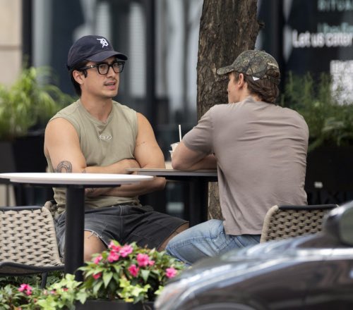 noctrlzayns's tweet photo. LOOK AT THEM ON THEIR LITTLE COFFEE DATE AIGOOOOO https://t.co/MIcT9T9YoP