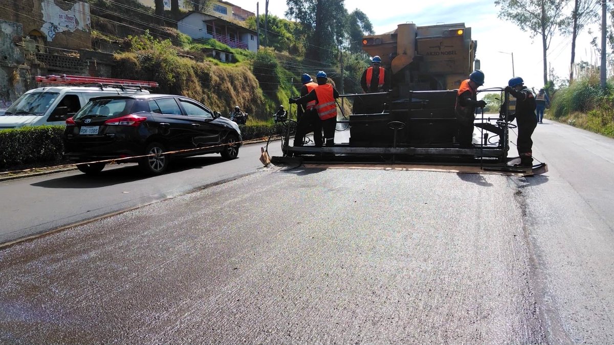 ObrasQuito's tweet photo. 🚧 #RehabilitaciónVial | Operativos en la #AvVelascoIbarra 🚧

Ejecutamos trabajos de mantenimiento preventivo en el carril sentido sur-norte, sector La Vicentina.

⏰ Cierre parcial hasta las 16h00
👮 @AMT_Quito coordina la movilidad en el sector

🙏 ¡Agradecemos tu comprensión! Estas molestias temporales permitirán mejorar las condiciones de la vía y la movilidad de quienes circulan por este tramo