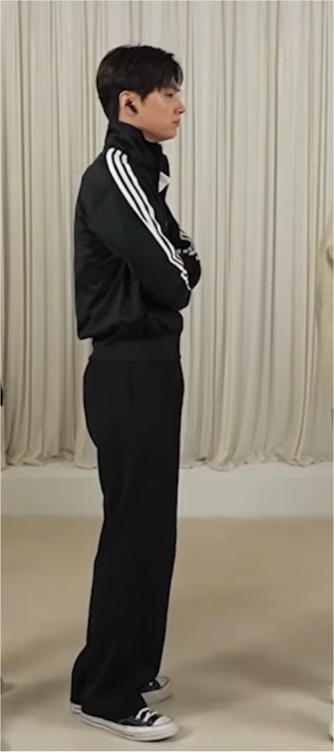 catchme1fyoucat's tweet photo. 아 아디다스 크롭져지 개큰붐업..
옷핏 비율 다 예술이고 이제부터깃세우기운동해야됨 https://t.co/3RczFSOrT3
