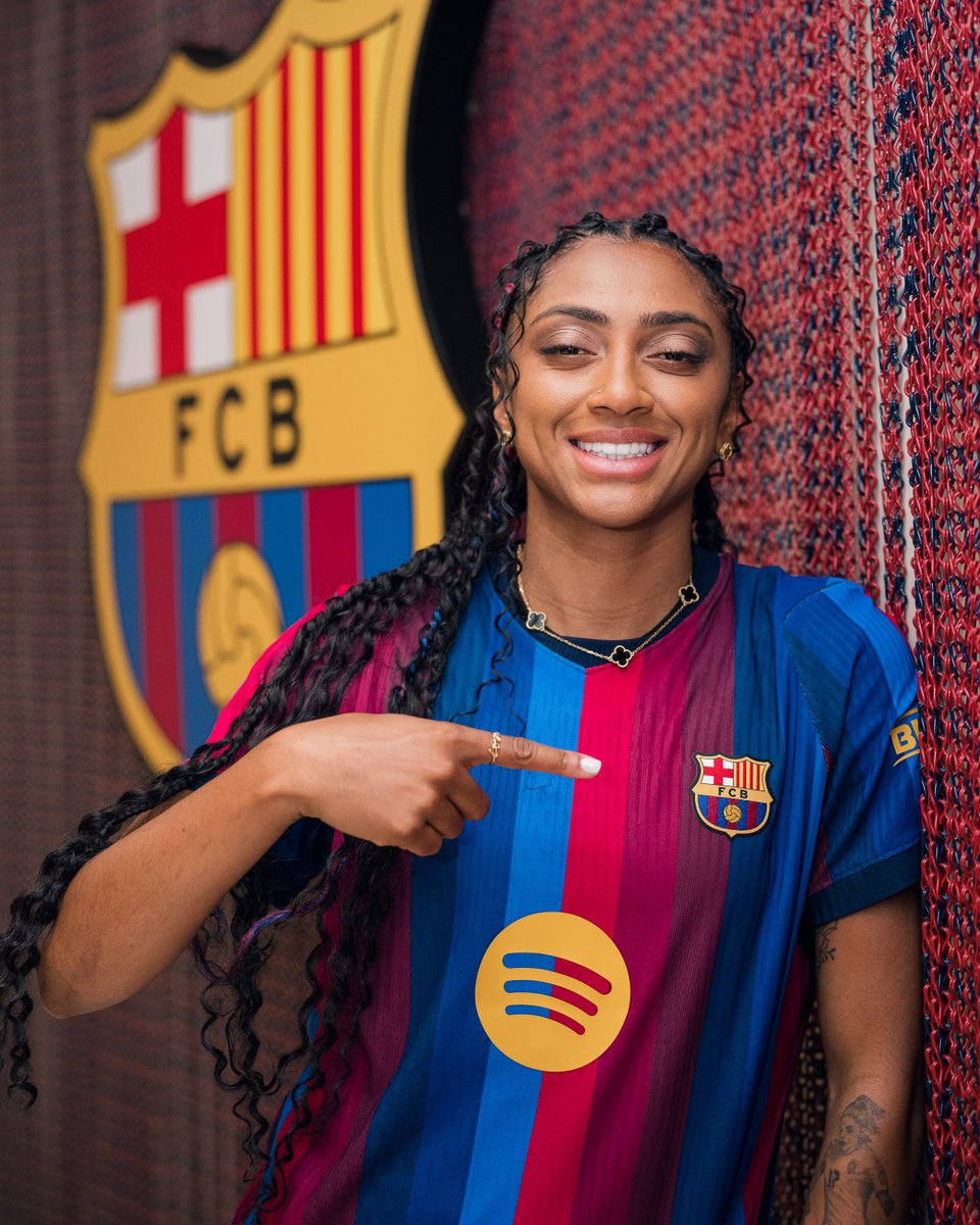 FCBfemeni's tweet photo. La il·lusió de defensar aquest escut 🫶 https://t.co/sIKMAEF0Sj