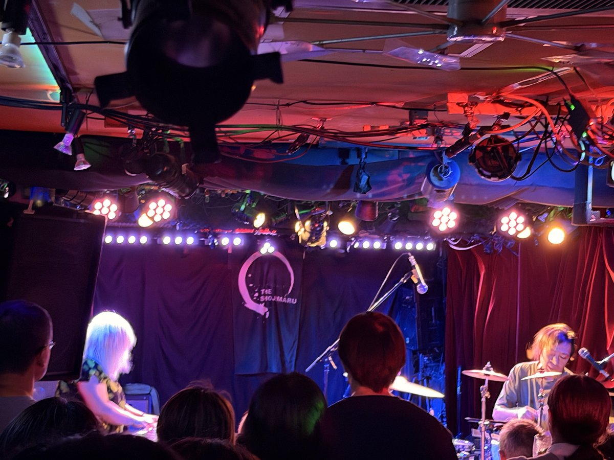 naruse20102010's tweet photo. 神田SYOJIMARUでエドBD企画!
#Fakestonegaragre
#BARBAR2
#SaraGracesOneHotNight
ジェイクのコピバンでフェイクw
まあ半分本物ですしね♪
ババツは音響トラブルもあったけどやり切った
サラちゃん久しぶり!
やっぱかっこいいなー
お客様もこのレアな対バンを喜んでいただけたようでなによりです♪ https://t.co/V7oBB8JzSE