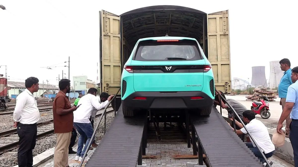 ScmSpectrum's tweet photo. VOC Port Dispatches 100 VinFast EVs to Haryana by Rail 
Read More: https://t.co/vifrxyq4Eb via @SCM Spectrum

#VOCPort #VinFast #ElectricVehicles #EVLogistics #RailLogistics https://t.co/sOGPn1XaeP