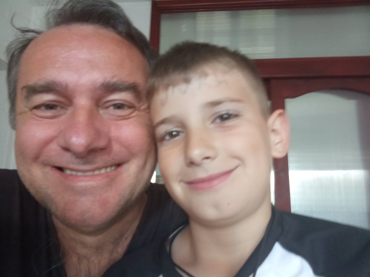 LeonidZuvic's tweet photo. Дакле, за Уроша смо утврдили да и он има рупицу на бради, али не на дну браде, нег�� на средини између доње усне и браде, подигнуту! Али, видимо да ни Лукина рупица није баш на дну браде, већ да је и она мало подигнута! Не знамо зашто је овако, али се одлика односи на оба брата! https://t.co/VdsOBoflgx