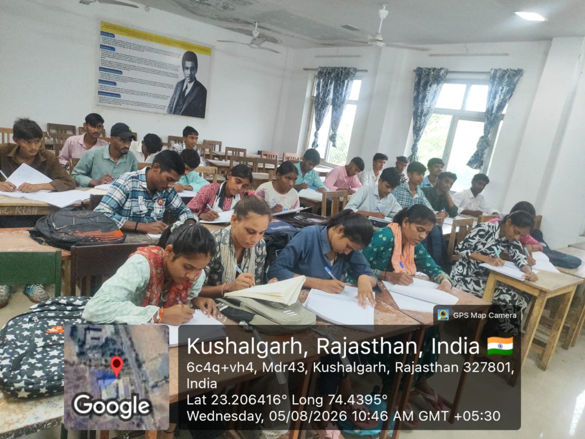 NSSMBDCOLLEGE's tweet photo. महाविद्यालय में नियमित कक्षाएं चल रही है।सभी विद्यार्थी कक्षाओं में शत् प्रतिशत उपस्थिति सुनिश्चित करे ।(छायाचित्र में गणित व भूगोल विषय का अध्यापन कार्य करवाते आचार्य) https://t.co/srMu2v8deI
