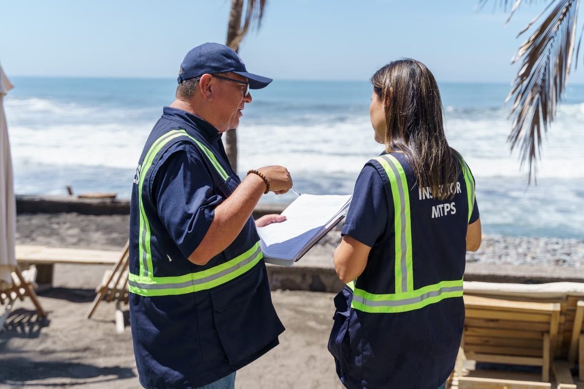 MundoDigitalSV1's tweet photo. MINISTRO DE TRABAJO MANTIENE DESPLIEGUE NACIONAL DE INSPECCIONES DURANTE VACACIONES AGOSTINAS

El Ministro de Trabajo, @RolandoCastroSv, informó que los equipos del Plan Nacional de Inspección continúan desplegados en todo el país para verificar el cumplimiento de los derechos laborales durante el período vacacional.

Las inspecciones buscan garantizar que los empleadores respeten la legislación vigente y asegurar justicia laboral para los trabajadores, como parte de las acciones impulsadas por el Ministerio de Trabajo en todo el territorio nacional.