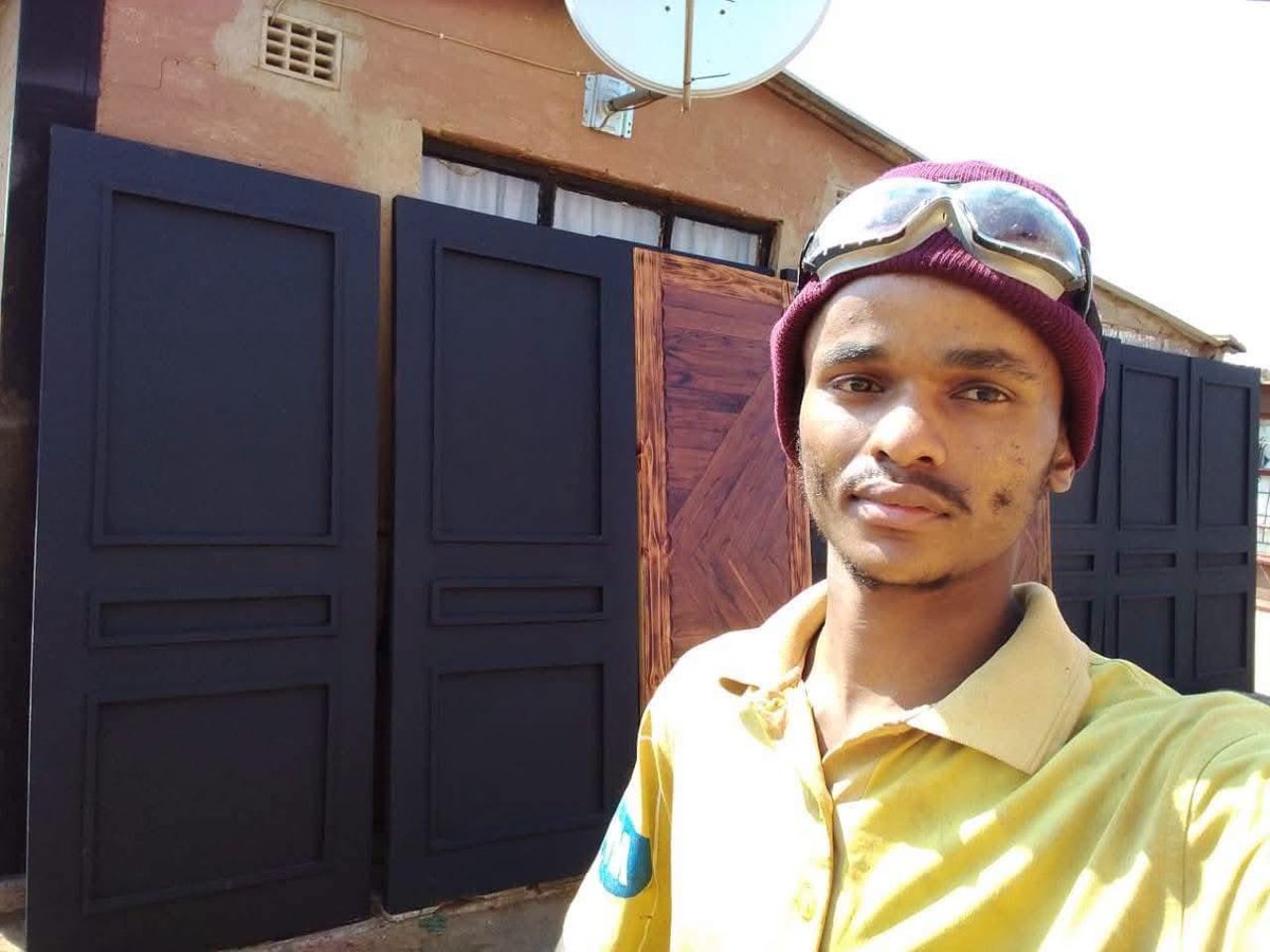 KatlegoMaseng1's tweet photo. This man builds beautiful doors from scratch using his own hands and craftsmanship. 

Wishing him nothing but continued success and growth in his business. 🙌🏾 https://t.co/PqBnZzvfKn