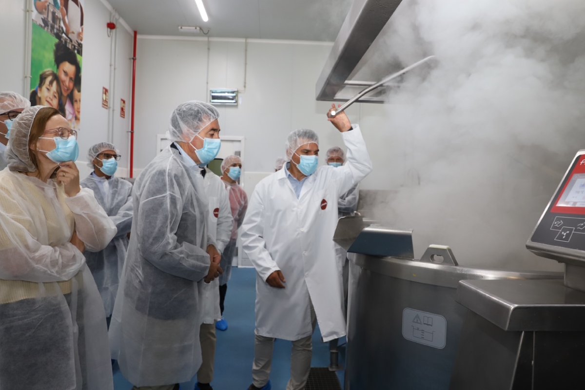 CienciaXunta's tweet photo. 🍽️ Intelixencia artificial para mellorar a seguridade alimentaria dos pratos preparados!

🤝Visitamos a empresa Cocina Culinaria, líder do proxecto FoodMicrobIA, no que colabora coas compañías Dimensiona Consultoría Tecnolóxica, Gradhoc Smart e Proquideza https://t.co/zu6JcJGKeW