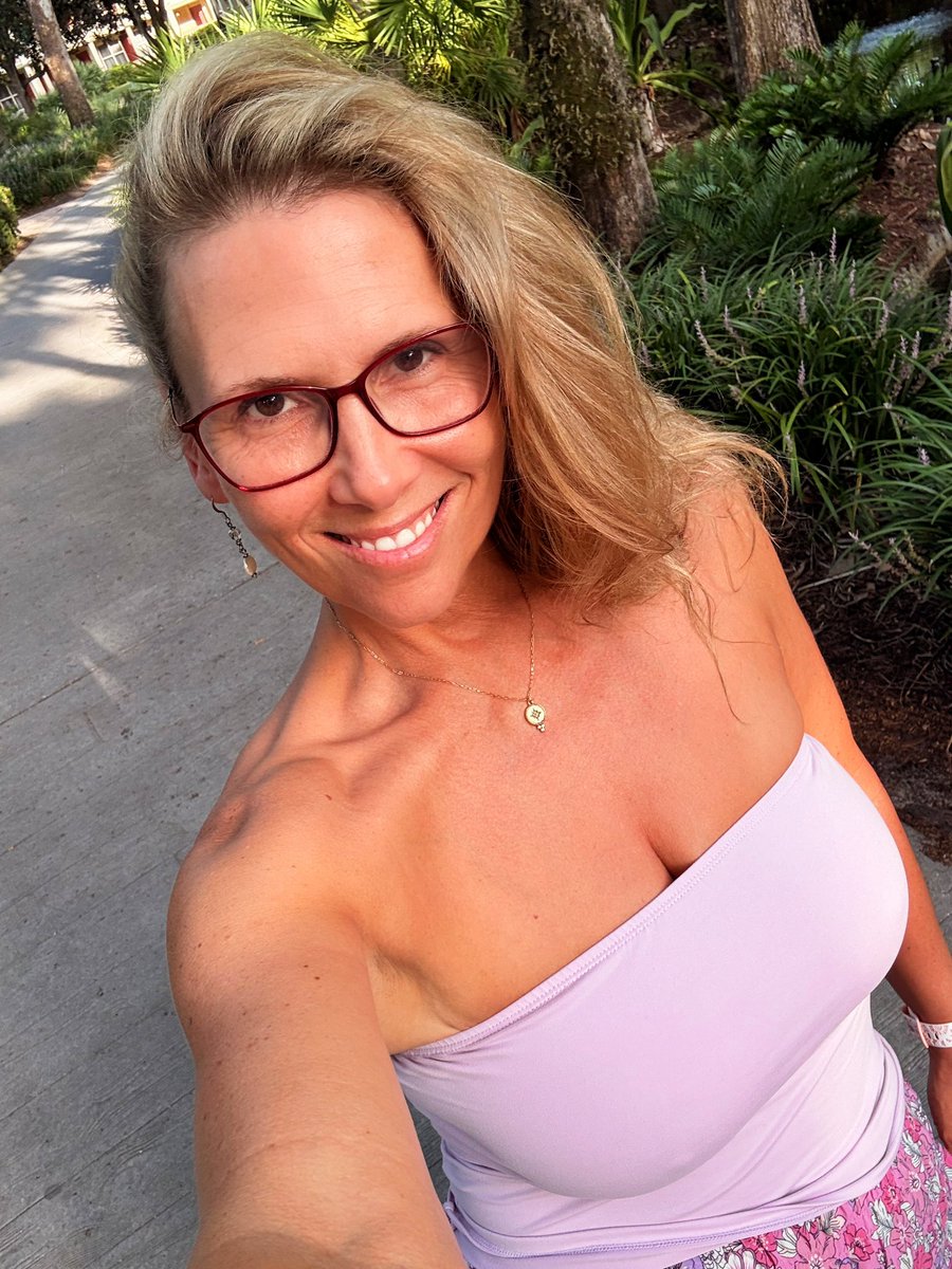 SouthernDiMarie's tweet photo. Iโll play. ๐
Mini you (2yr) vs. Today You (52yr).๐ https://t.co/Jnz0GKYGe1