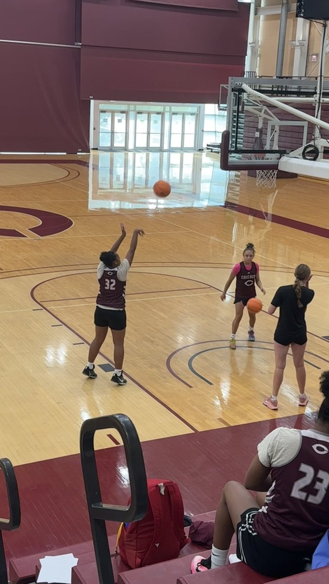 kikihoops30's tweet photo. I had so much fun at the UChicago elite camp last weekend! I was honored to compete with elite athletes, meet the entire team and coaching staff, and tour the beautiful campus. I’m so grateful to @UChicagoWBB for inviting me. https://t.co/Cey9QAESLa
