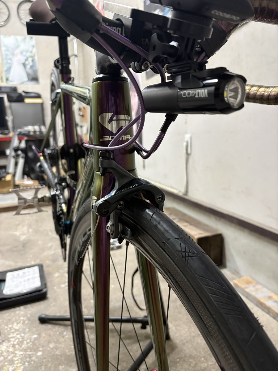 kdpmhz02's tweet photo. ちまちま仕様を変えてきたけど、ようやく完成系が見えてきたよ。フルR8000化はこれで完了。
なんも知らないで買ったリムブレーキフレームも捨てたものじゃない。
これがフレームの限界サイズ28C。
有り合わせで作ったBOMA SAIも大分変わったなぁ。乗り味は良き。 https://t.co/OYqoq679DF