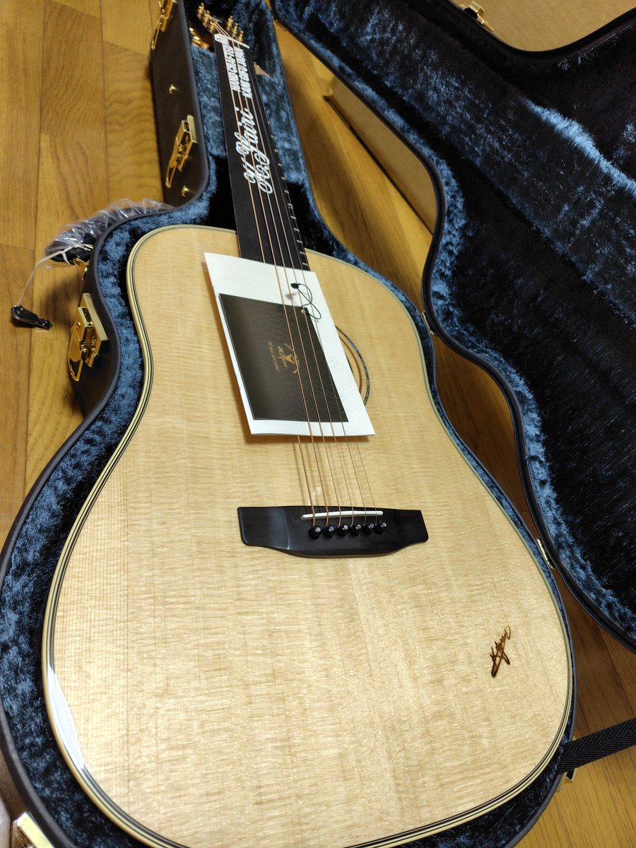 maro5296_m's tweet photo. 本日ギター届きました✨
冬には平面だった木材が美しい姿になって我が家に来てくれました🙌
コブクロのお二人をイメージして大小2つの桜のインレイ🌸🌸
塗装はまるで鏡のよう✨写真撮るの大変w
職人さんの技術と愛情が注がれた私だけの1本。優しい子に育てていきます😊本当にありがとうございました！ https://t.co/QhKvwLWolV