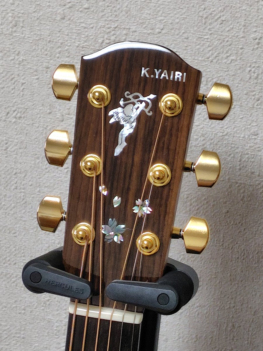 maro5296_m's tweet photo. 本日ギター届きました✨
冬には平面だった木材が美しい姿になって我が家に来てくれました🙌
コブクロのお二人をイメージして大小2つの桜のインレイ🌸🌸
塗装はまるで鏡のよう✨写真撮るの大変w
職人さんの技術と愛情が注がれた私だけの1本。優しい子に育てていきます😊本当にありがとうございました！ https://t.co/QhKvwLWolV