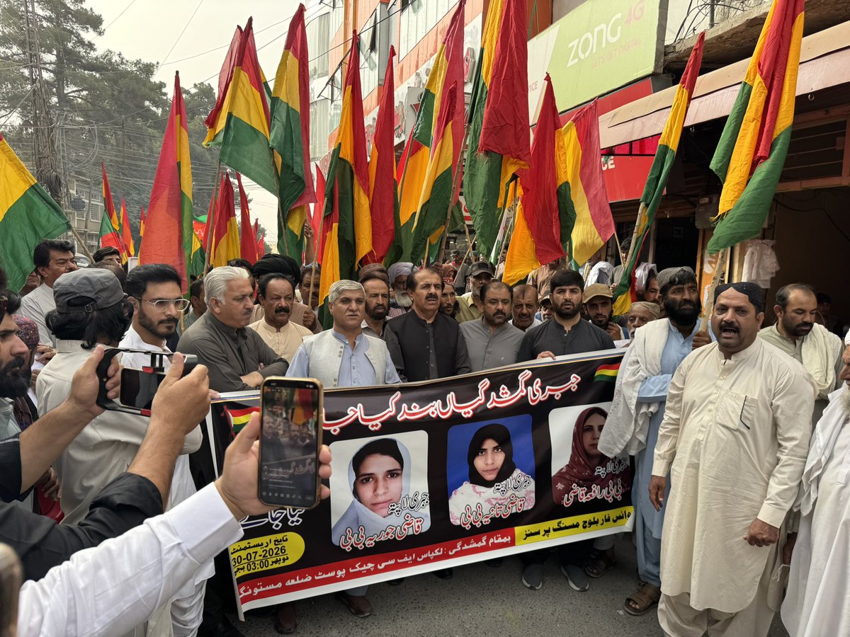 SajidTareen4's tweet photo. کوئٹہ
(بی این پی) کے مرکزی سینئر نائب صدر ساجد ترین ایڈووکیٹ کی قیادت میں پارٹی کے مرکزی،ضلعی رہنماؤں کا ریلی کی شکل میں 'گرینڈ اپوزیشن الائنس' کی جانب سے بلایاگیا احتجاجی مظاہرےکی جانب جا رہا،جو عمران خان، ماہ رنگ بلوچ،علی وزیر، جمعہ خان کے اہل خانہ، سیاسی قیدیوں کی رہائی، کےلیے https://t.co/luFTNnP5Gc