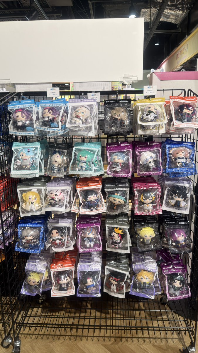 kren_holo's tweet photo. にじさんじぬいストアとらべる！大阪
陳列がJPからあいうえお順の関係上、EN棚先頭にいる渡会さん https://t.co/cX8UKKMtpO