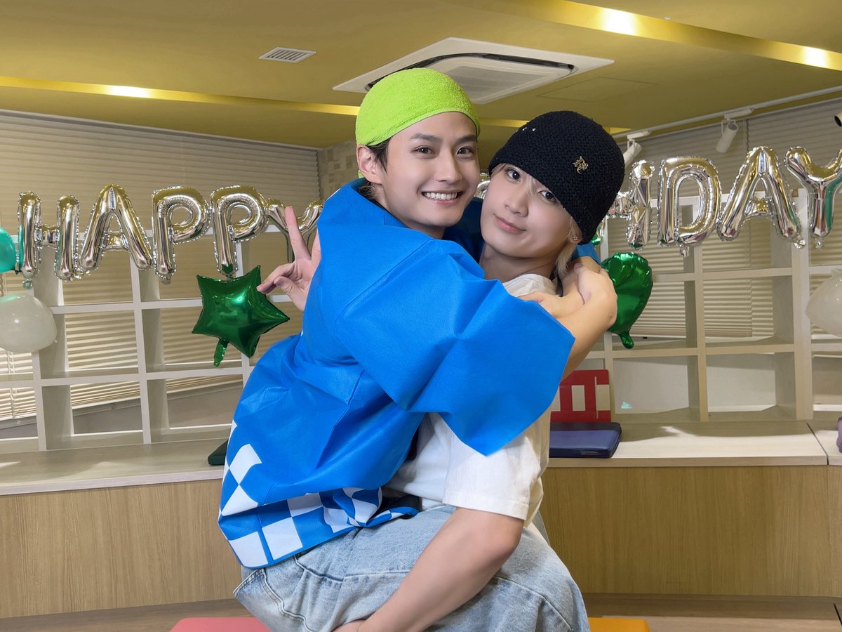 official_DXTEEN's tweet photo. [#田中笑太郎]
こーくんお誕生日おめでとう🎂🐯
ぎゅーーーー( /*>ω<)/
いつも優しいお兄ちゃん❕❕
こーくんが作る曲だーいすきだよ！！！！
みんなで沖縄行こーね🌊🌺🌴
たろしんたろしんたろしん！
素敵な一年にするぞ！！！🎁
ダーイスキダーヨ🐯

#HAPPYKOSHINDAY
#DXTEEN #TANAKASHOTARO https://t.co/CKL9W0WzfG