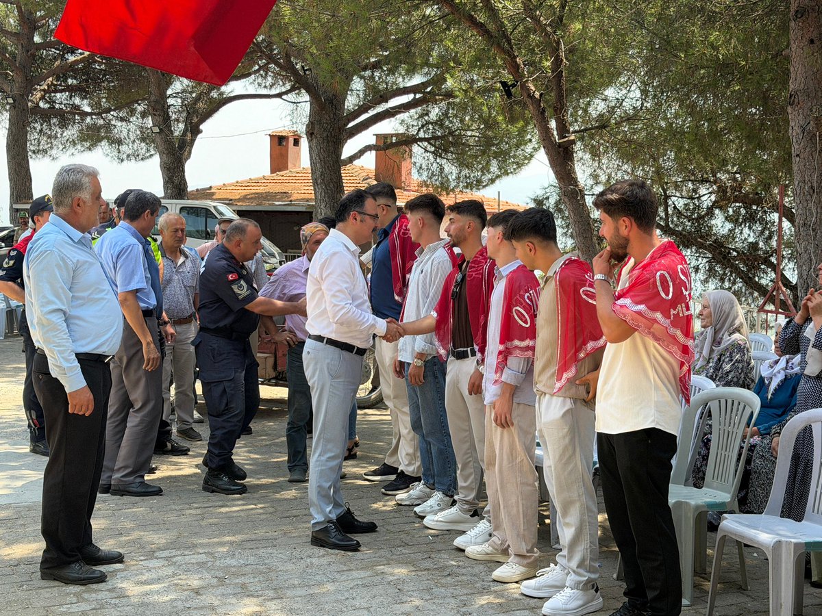 TCSultanhisar's tweet photo. Kaymakamımız Sayın Ali Ekber ATEŞ ve ilçe protokolü, Demirhan Mahallesi’nde düzenlenen asker uğurlama yemeğine katıldı.

Kaymakamımız, vatani görevini yerine getirecek askerlerimize hayırlı tezkereler dileyerek; ailesiyle bir süre sohbet etti. https://t.co/35ksooeXaV