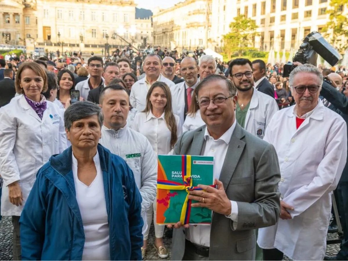 lasillavacia's tweet photo. El presidente @petrogustavo llegó al poder prometiendo transformar la salud y “quitarle el negocio” a las EPS.

➡️ Cuatro años después, entrega un sistema más endeudado, con más barreras de acceso y con la confianza entre sus actores en un punto crítico.

Va 🧵. https://t.co/19TjYRNOx6