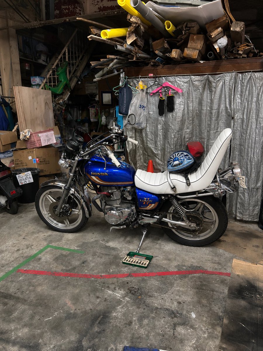 ryo131415's tweet photo. AIに風防とシート白色にしてもらったけど、風防違うし、白シートは微妙かも https://t.co/gBHyrYvYf0
