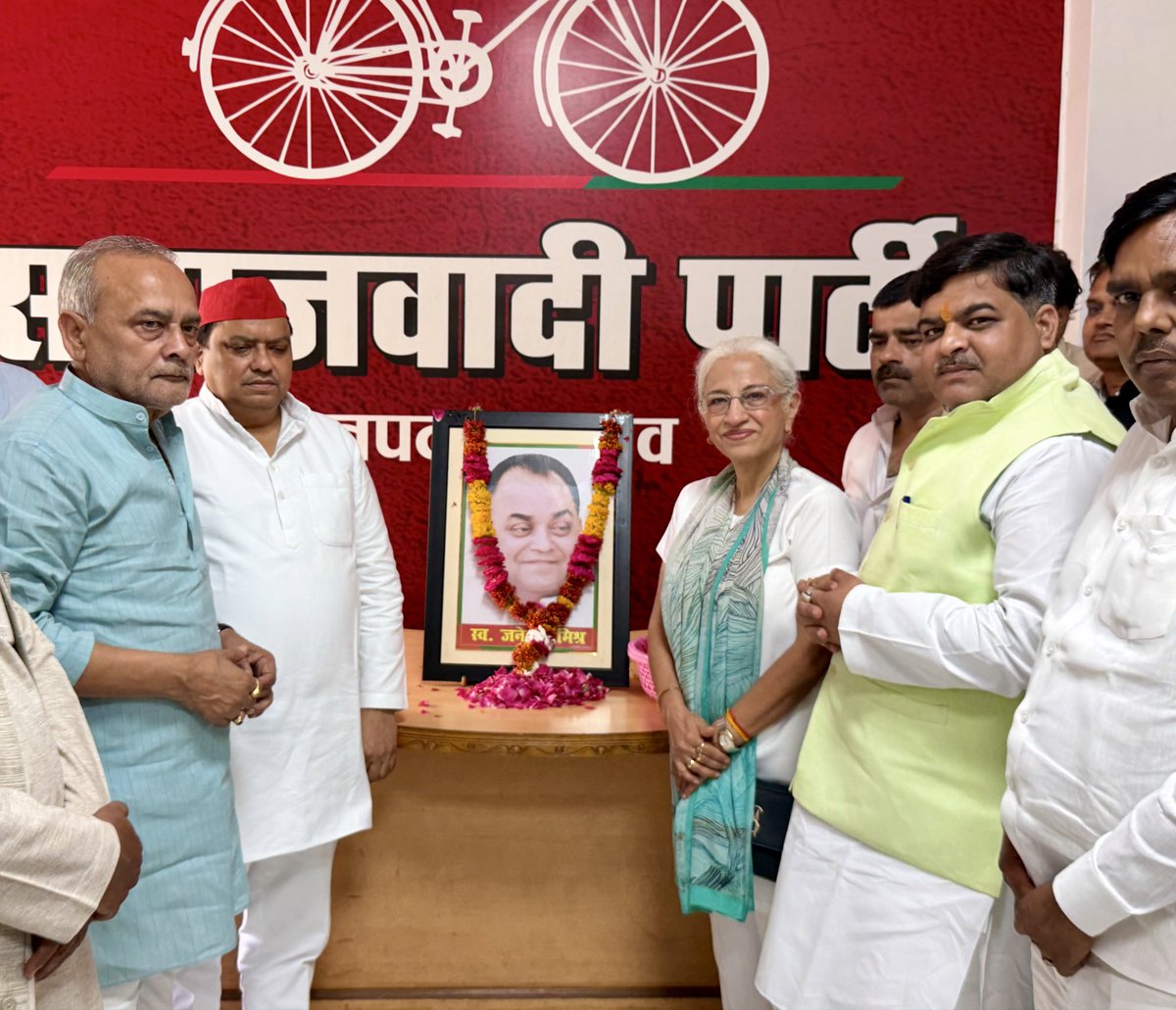 AnkitParihar9's tweet photo. समाजवादी पार्टी कार्यालय उन्नाव में प्रखर समाजवादी रहे प्रेरक व्यक्तित्व श्रद्धेय स्व. जनेश्वर मिश्र जी कि जयंती पर पुण्य स्मरण एवं नमन के साथ ही आदरणीया श्रीमती अन्नू टंडन जी @AnnuTandonUnnao द्वारा इस पुण्य अवसर पर बड़ी संख्या में स्कूली छात्राओं को उपहार स्वरूप साइकिल का वितरण किया गया।