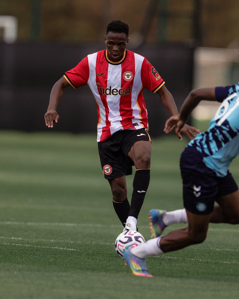 BrentfordFC's tweet photo. Red and white looks good on you, Mamadou 🔴⚪ https://t.co/7TcSQIZ59b
