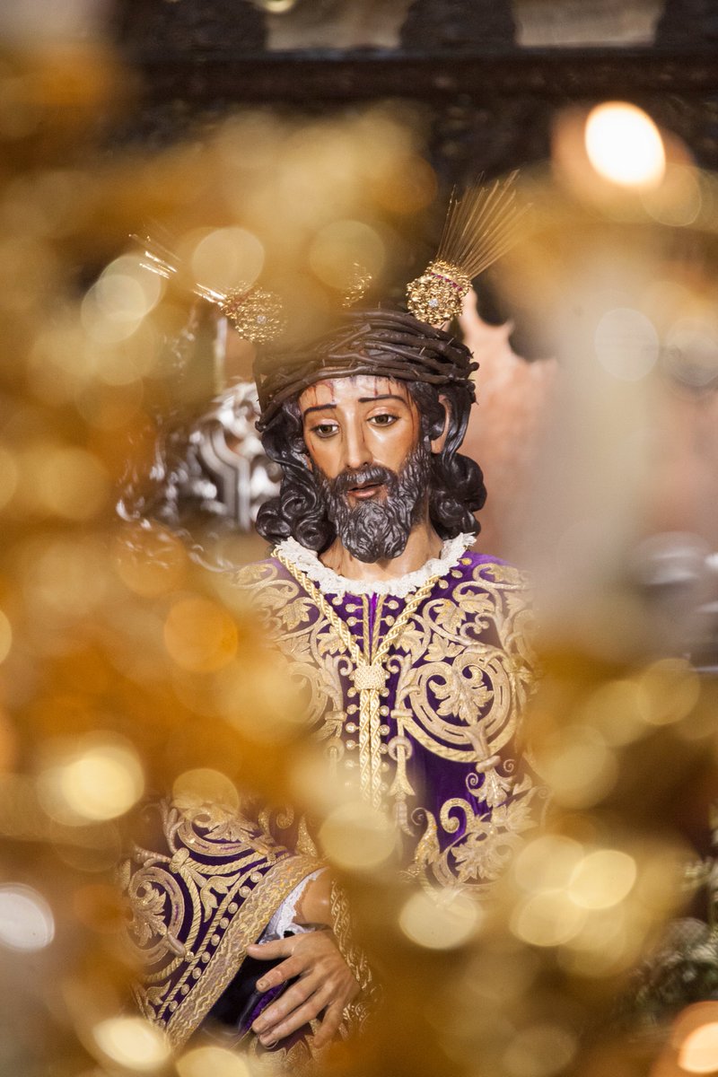 Hdad_Macarena's tweet photo. #EvangeliodelDía | Mt 19, 16-22

En aquel tiempo, se acercó a Jesús un joven y le preguntó: “Maestro, ¿qué cosas buenas tengo que hacer para conseguir la vida eterna?” Le respondió Jesús: “¿Por qué me preguntas a mí acerca de lo bueno? Uno solo es el bueno: Dios. Pero, si quieres entrar en la vida, cumple los mandamientos”. El replicó: “¿Cuáles?”

Jesús le dijo: No matarás, no cometerás adulterio, no robarás, no levantarás falso testimonio, honra a tu padre y a tu madre, ama a tu prójimo como a ti mismo.

Le dijo entonces el joven: “Todo eso lo he cumplido desde mi niñez, ¿qué más me falta?” Jesús le dijo: “Si quieres ser perfecto, ve a vender todo lo que tienes, dales el dinero a los pobres, y tendrás un tesoro en el cielo; luego ven y sígueme”. Al oír estas palabras, el joven se fue entristecido, porque era muy rico.

#PalabradeDios

📸 Ale Ochoa