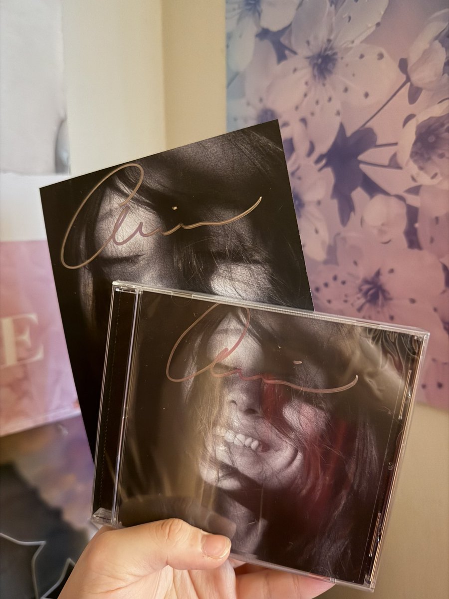 badthinggrande's tweet photo. signed petal is here 🤍 I got a color shifting pink/purple/silver signature for both inserts, I’m so happy!! https://t.co/JpaEZ6aFW8