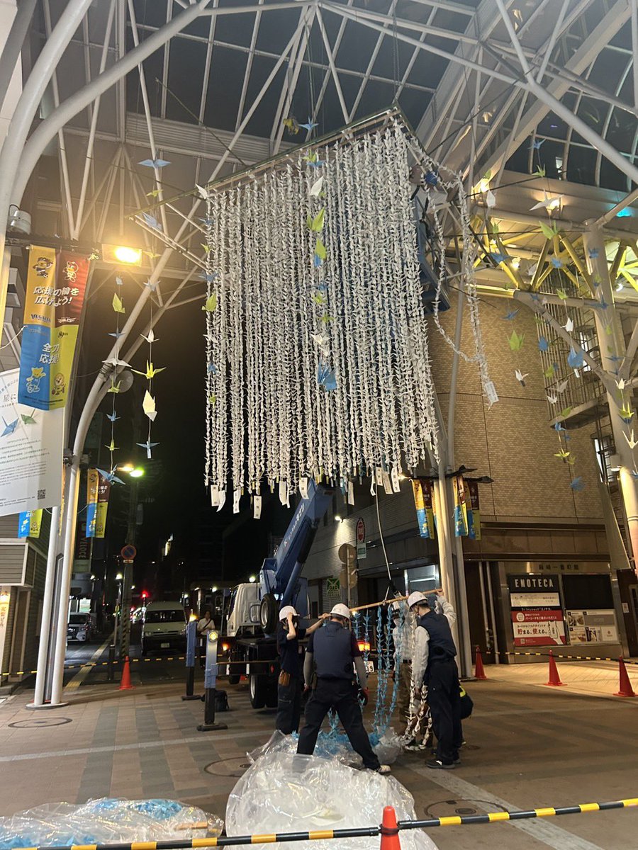 fujisaki_dept's tweet photo. 藤崎一番町角では現在、明日に向けて「#復興折り鶴」の飾り付けが進められております🕊️

仙台市内の児童・生徒たちが作った折り鶴が約78,000羽。復興を願う圧巻の七夕飾りは明日、お披露目です🎋

#仙台七夕まつり2026 https://t.co/YUorIDOMgI