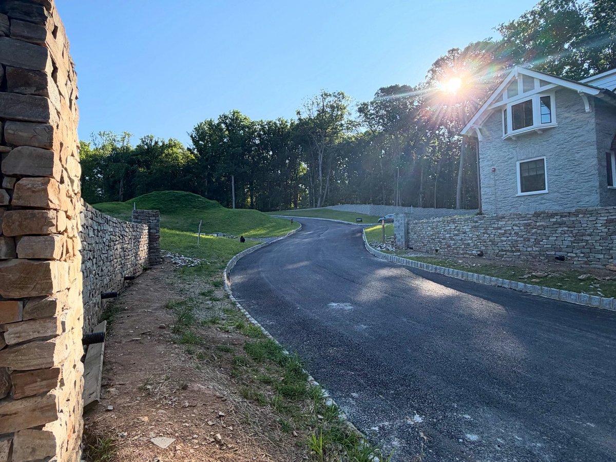 Rockwell_Custom's tweet photo. 🏗️ The entrance monument at Oak Hill at St. Davids is nearing completion, marking another exciting step forward as our newest 55+ luxury community continues to take shape in Wayne, PA.

#OakHillAtStDavids #ConstructionUpdate https://t.co/tJe8BlFpV1