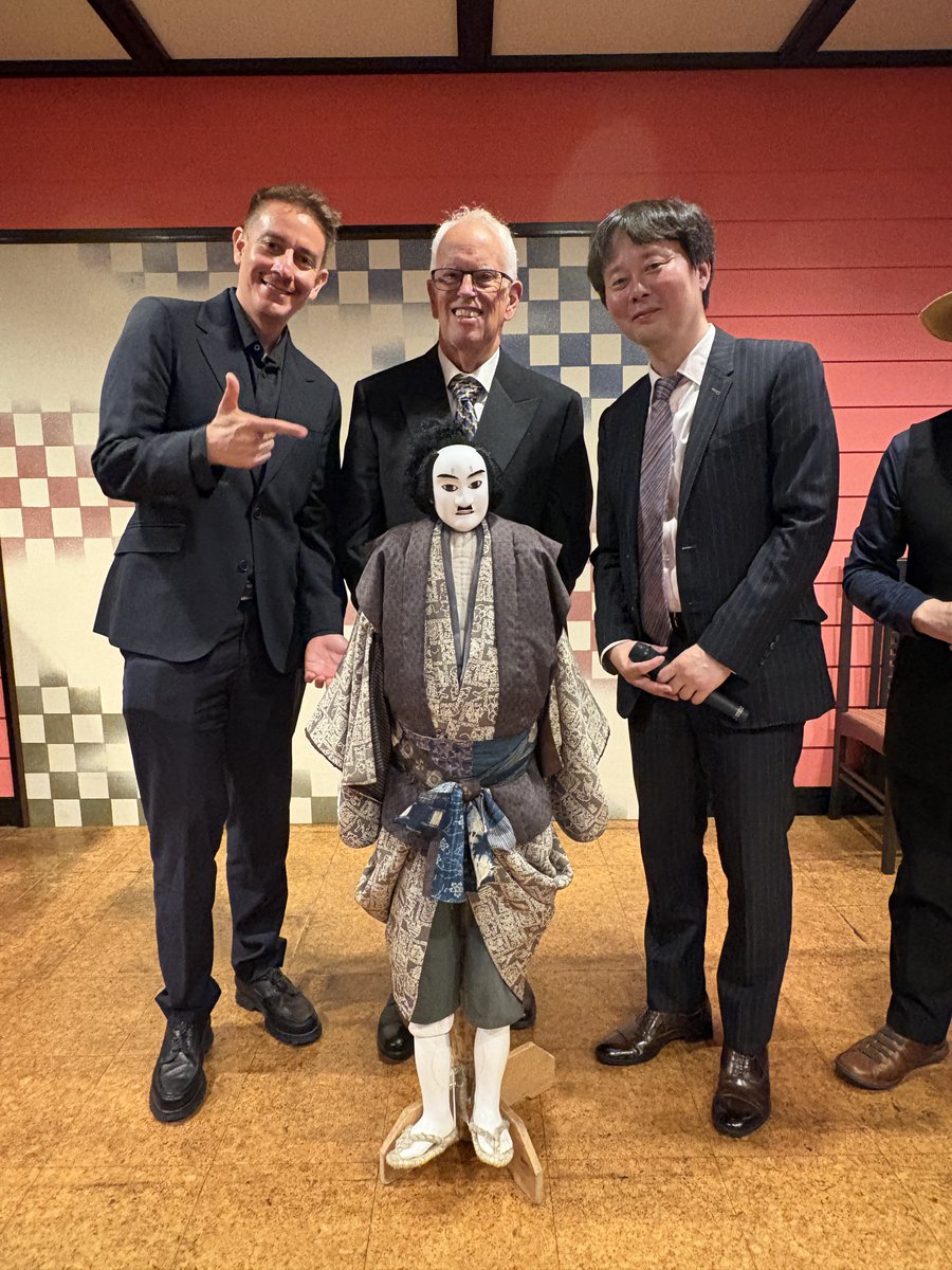 ono_hiroyuki's tweet photo. #文楽『#まちの灯』も、残り４公演。
連日大入り、それ以上に会場はすごい熱気です。
明日以降、私は毎日劇場にいます。
記念すべき初演の舞台、ぜひお越しください���

#チャップリン 
＊劇場売店でチャップリン関連書籍をサイン入りで販売しています。収益は熊本地震義援金に寄付いたします。 https://t.co/AU17UJhKoH