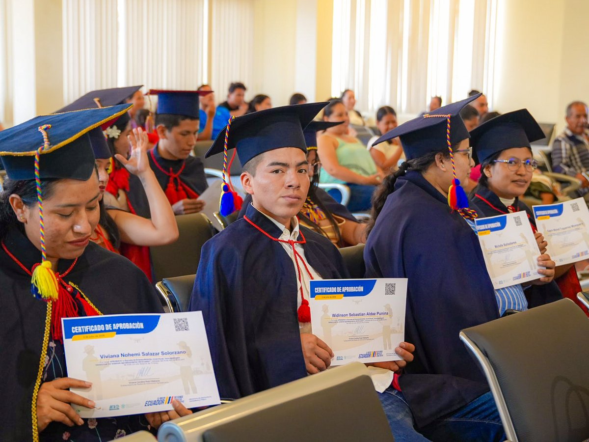 NuviaVega2's tweet photo. 🎓 Acompañé en la graduación de la Novena Edición de la Escuela de Emprendimiento Joven Rural de @AgriculturaEc. 

Jóvenes que se forman para emprender desde su propia tierra. Formar al joven rural es asegurar el relevo de nuestro campo. ¡Felicitacionesgraduados! 🌱💜 https://t.co/u5QX9v6IUW