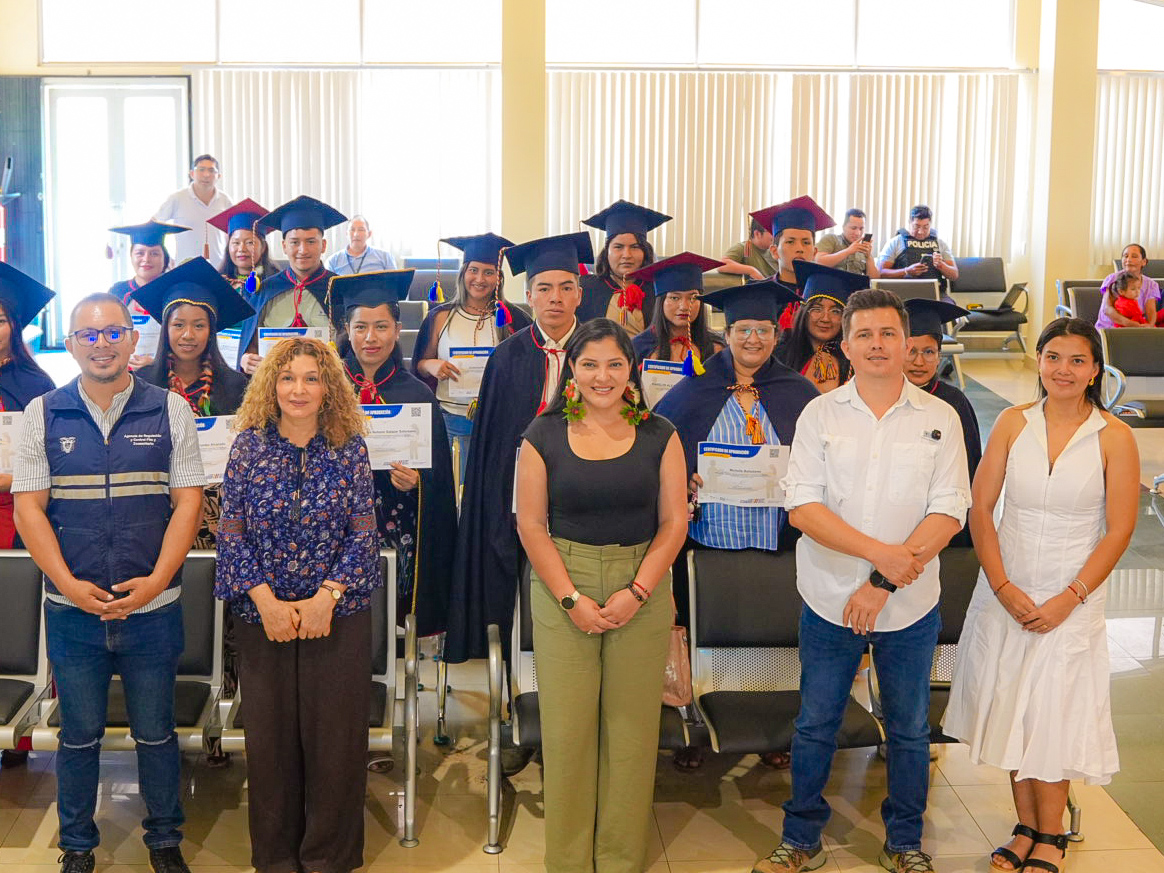 NuviaVega2's tweet photo. 🎓 Acompañé en la graduación de la Novena Edición de la Escuela de Emprendimiento Joven Rural de @AgriculturaEc. 

Jóvenes que se forman para emprender desde su propia tierra. Formar al joven rural es asegurar el relevo de nuestro campo. ¡Felicitacionesgraduados! 🌱💜 https://t.co/u5QX9v6IUW