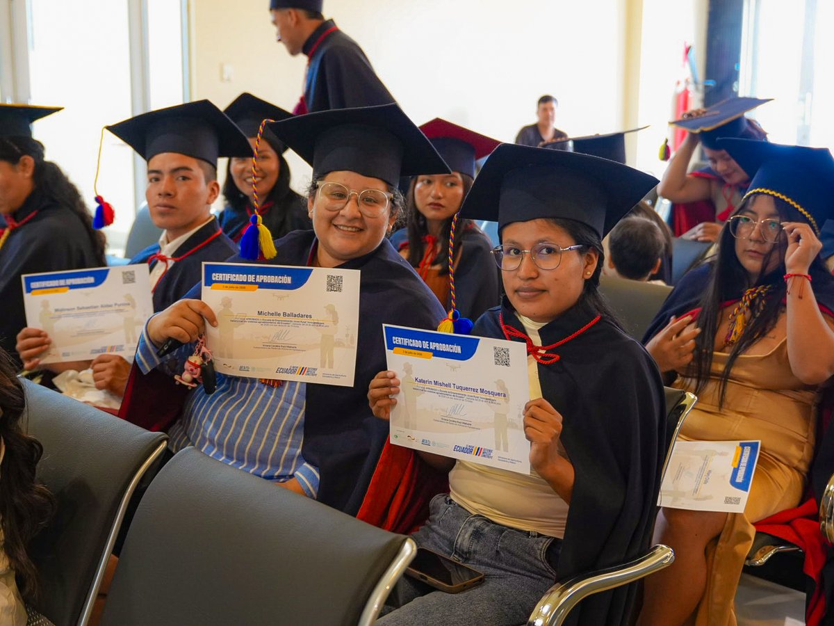 NuviaVega2's tweet photo. 🎓 Acompañé en la graduación de la Novena Edición de la Escuela de Emprendimiento Joven Rural de @AgriculturaEc. 

Jóvenes que se forman para emprender desde su propia tierra. Formar al joven rural es asegurar el relevo de nuestro campo. ¡Felicitacionesgraduados! 🌱💜 https://t.co/u5QX9v6IUW