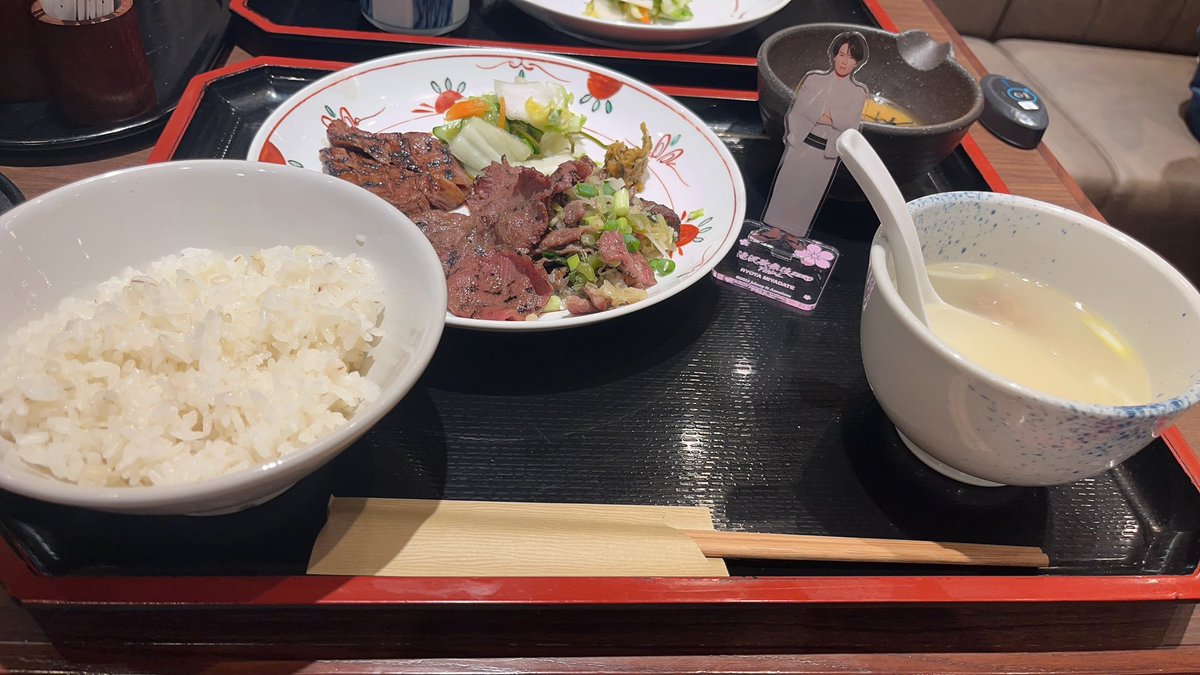 shigure0419's tweet photo. 本日は池袋で羽兎ちゃんの誕生日当日お祝いをしてまいりました~!!
色々買い物してガチャガチャしてみたり美味しい牛たんとデザート食べたりで楽しいお祝いが出来てたら良いな( ᵕᴗᵕ )
改めてお誕生日おめでとうだよ🎉
#SnowHappyMemory https://t.co/Osvhi9sd1X