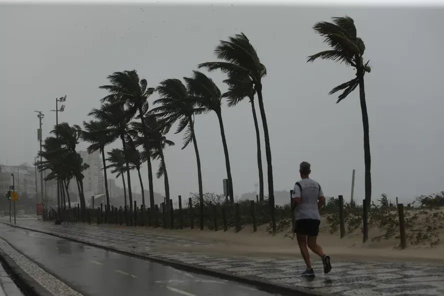 omundoecapitais's tweet photo. ⚠️ A Defesa Civil do Estado do Rio de Janeiro emitiu um alerta "severo" para fortes ventos nas próximas horas na capital fluminense. A mensagem foi recebida por moradores da cidade por volta das 5h05 desta quarta-feira (5). https://t.co/5EPgnWwXL0