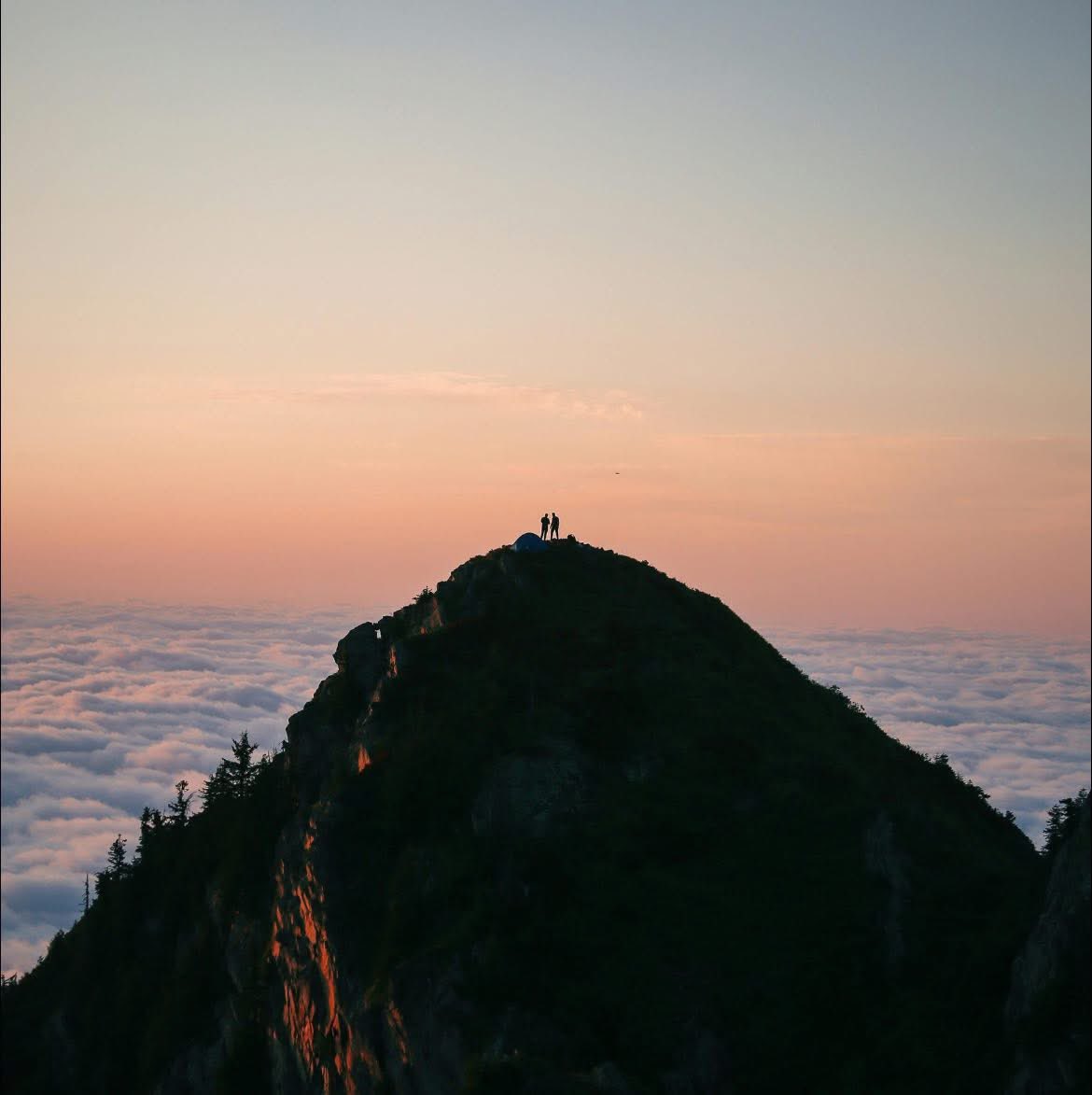 SECTUR_mx's tweet photo. Celebramos a quienes hacen de las montañas su hogar, su reto y su inspiración. A las y los montañistas, cuyo amor por la naturaleza y espíritu de aventura nos impulsan a alcanzar nuevas alturas. 🗻🏔️✨

México es tierra de volcanes, sierras y cumbres legendarias, desde el imponente Pico de Orizaba, hasta el mítico Iztaccíhuatl o la majestuosa Sierra Madre Occidental, nuestro país está lleno de maravillosos paisajes que invitan a la exploración. Recórrelos siempre en compañía de guías acreditados, consúltalos en https://t.co/SIsyqdXlRk. 🌄🧭

¡Feliz Día de la y el montañista a quienes conquistan cimas con respeto, pasión y admiración por nuestro entorno natural! 🥾🇲🇽