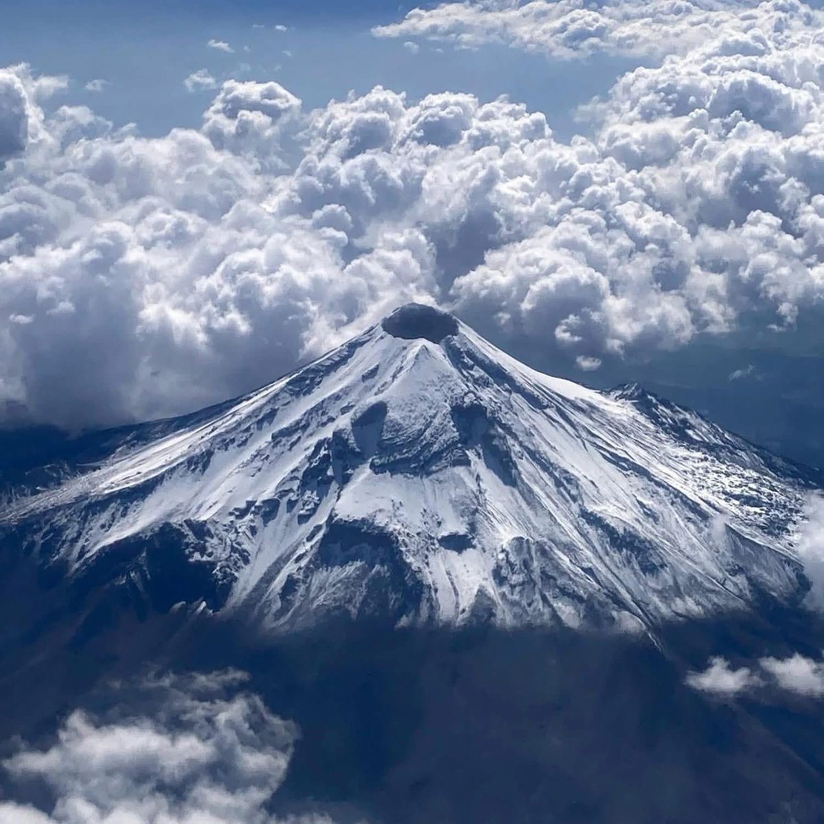 SECTUR_mx's tweet photo. Celebramos a quienes hacen de las montañas su hogar, su reto y su inspiración. A las y los montañistas, cuyo amor por la naturaleza y espíritu de aventura nos impulsan a alcanzar nuevas alturas. 🗻🏔️✨

México es tierra de volcanes, sierras y cumbres legendarias, desde el imponente Pico de Orizaba, hasta el mítico Iztaccíhuatl o la majestuosa Sierra Madre Occidental, nuestro país está lleno de maravillosos paisajes que invitan a la exploración. Recórrelos siempre en compañía de guías acreditados, consúltalos en https://t.co/SIsyqdXlRk. 🌄🧭

¡Feliz Día de la y el montañista a quienes conquistan cimas con respeto, pasión y admiración por nuestro entorno natural! 🥾🇲🇽