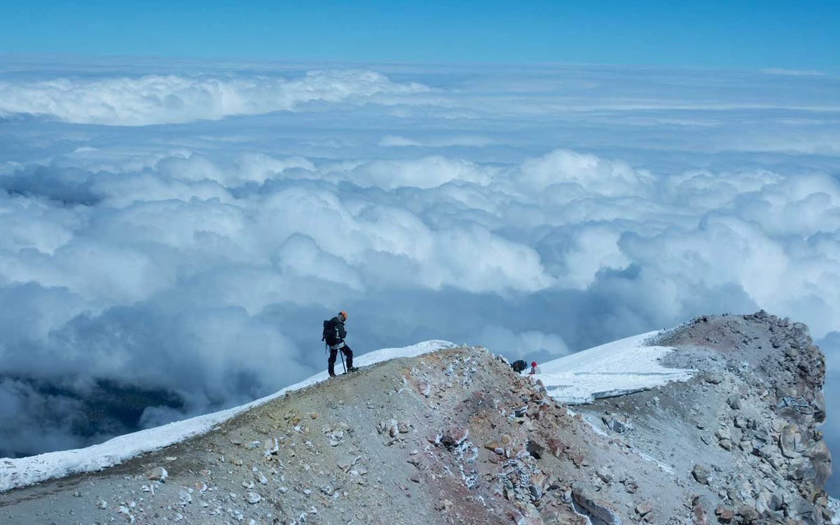 SECTUR_mx's tweet photo. Celebramos a quienes hacen de las montañas su hogar, su reto y su inspiración. A las y los montañistas, cuyo amor por la naturaleza y espíritu de aventura nos impulsan a alcanzar nuevas alturas. 🗻🏔️✨

México es tierra de volcanes, sierras y cumbres legendarias, desde el imponente Pico de Orizaba, hasta el mítico Iztaccíhuatl o la majestuosa Sierra Madre Occidental, nuestro país está lleno de maravillosos paisajes que invitan a la exploración. Recórrelos siempre en compañía de guías acreditados, consúltalos en https://t.co/SIsyqdXlRk. 🌄🧭

¡Feliz Día de la y el montañista a quienes conquistan cimas con respeto, pasión y admiración por nuestro entorno natural! 🥾🇲🇽