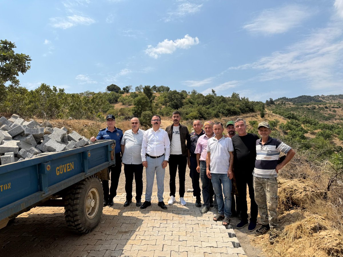 TCSultanhisar's tweet photo. Kaymakamımız Sayın Ali Ekber ATEŞ, ilçe protokol üyeleri ile birlikte Demirhan Mahallesi’nde yürütülen yol yapım çalışmalarını yerinde inceleyerek yetkililerden bilgi aldı. Çalışmaların mahallemize hayırlı olmasını temenni etti. https://t.co/9JD6wJMvmE